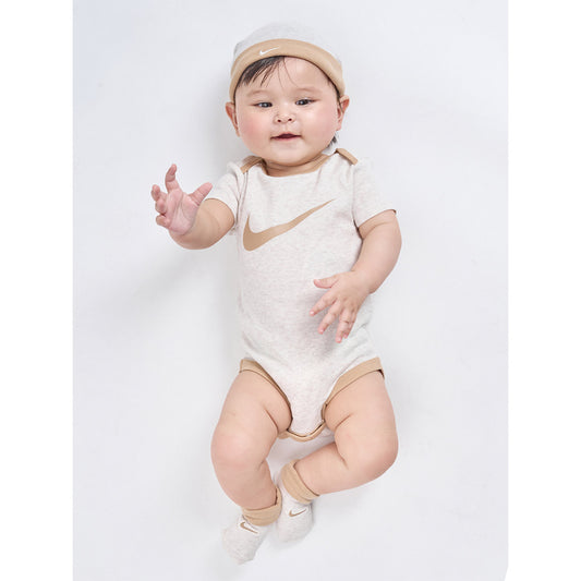 ベビー(0-6M) セット商品 NIKE(ナイキ) SWOOSH HAT/BODYSUIT/BOOTIE 3