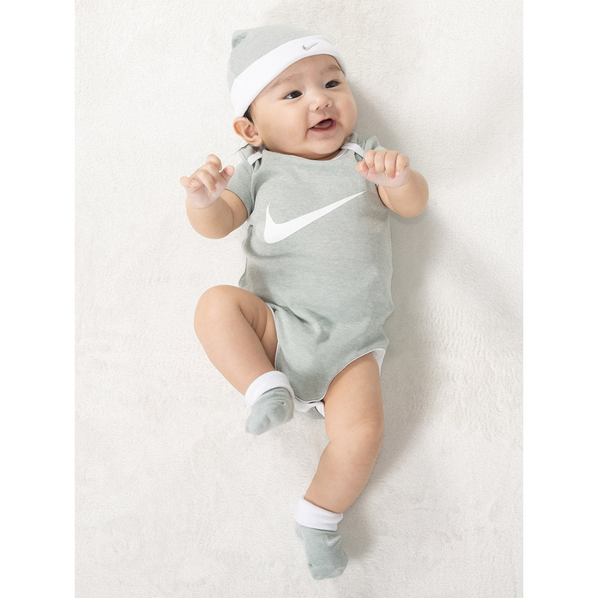 ベビー(0-6M) セット商品 NIKE(ナイキ) SWOOSH HAT/BODYSUIT/BOOTIE 3
